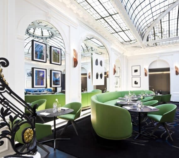 Savourez une cuisine légère et inventive au v, le restaurant de l ... Hotel Créatif Banquette