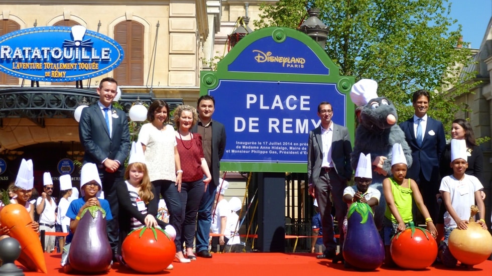 Anne Hidalgo inaugure « la Place de Rémy » à Disneyland Paris
