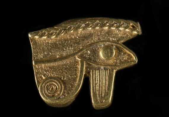 Oeil d'Horus dit « oudjat », époque ptolémaique, Thônis-Héracléion, baie d'Aboukir, Égypte Cette amulette pendentif est l'image de l'oeil du dieu faucon Horus, fils d'Osiris qui fut blessé par son oncle le dieu Seth et guéri grâce aux pouvoirs du dieu Ibis Thot. L'oudjat, ou’oeil complet, est aussi le symbole de la pleine lune dont le disque s'est reconstitué progressivement en 14 jours, et celui de la restitution de l'intégrité du corps d'Osiris qui avait été morcelé en quatorze parties (comme les 14 jours de la lune montante). L'oeil d'Horus, symbole de la guérison des blessures et de l'intégrité corporelle, était une amulette extrêmement populaire et répandue. © Franck Goddio/Hilti Foundation, photo : Christoph Gerigk