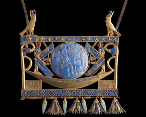 Pectoral de la 22e dynastie, trouvé à Tanis dans la tombe du pharaon Chechong II (env. 890 av J.-C.), Musée égyptien du Caire Ce bijou avait appartenu à Chechonq I (945-925 av. J.-C.), comme l'indique l'inscription gravée sur la plaque d'or sous la barque, du côté gauche. Le pendentif représente la barque solaire, voguant sur les eaux primordiales au-dessous d'un ciel étoilé. Le soleil de lapis-lazuli, protégé par les ailes déployées d'Isis et Nephtys, est gravé et montre la déesse de la vérité et de l'ordre cosmique (Maât) faisant adoration à Amon-Rê. © Franck Goddio/Hilti Foundation, photo : Christoph Gerigk