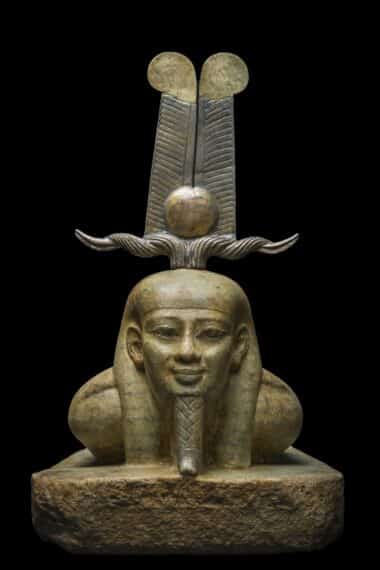 Le réveil d'Osiris, Musée égyptien du Caire La magnifique sculpture en gneiss (pierre similaire au granit) de couleur chaude date de la 26e dynastie. Elle montre le redressement du dieu revenant à la vie. Son visage d'une intemporelle beauté exprime la sérénité et toute la certitude d'une jeunesse renouvellée. Il est coiffé d'une couronne dite « tchéni » (mot qui signifie « soulever », « exhausser »), coiffure souvent en rapport avec le soleil levant. Les matières qui la composent (or, electrum, bronze) évoquent les radiations de l'astre solaire : Osiris est devenu Rê. © Franck Goddio/Hilti Foundation, photo : Christoph Gerigk