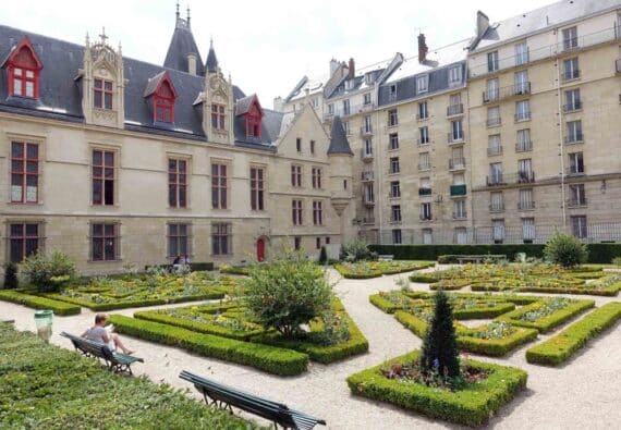 Paris-Jardin-Hotel-de-Sens