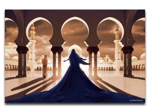 La femme en bleu face à la mosquée blanche