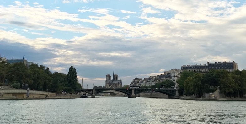 1 Quai De La Corse 75004 Paris Embarquez pour un apéro flottant sur la Seine avec Green River Cruises
