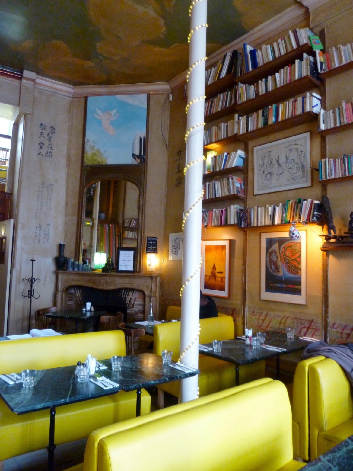 Arte Tv La Maison De La Rue En Pente Ambiance littéraire et cosy au salon de thé La Fourmi Ailée à Paris