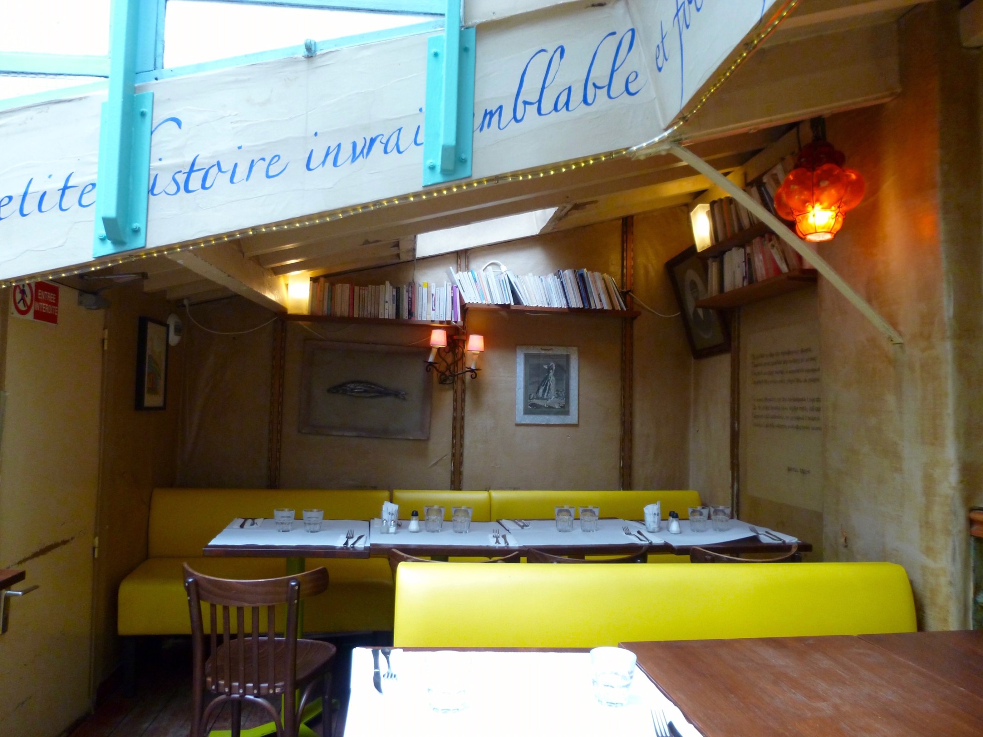 Arte Tv La Maison De La Rue En Pente Ambiance littéraire et cosy au salon de thé La Fourmi Ailée à Paris